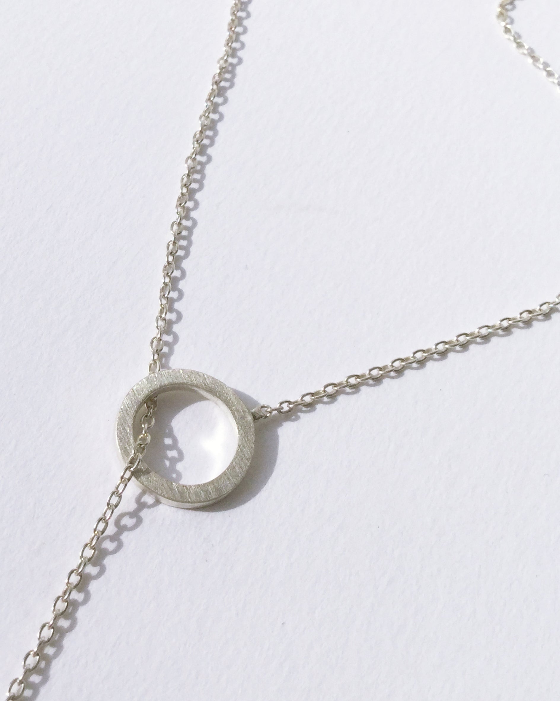 Collier en chaîne unie avec pendentif